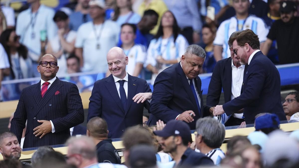 Claudio Tapia junto a Infantino durante el Mundial| EP