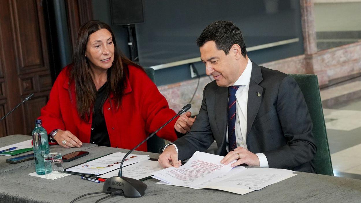 Consejera de Igualdad, Loles López, junto al presidente de la Junta de Andalucía, Moreno Bonilla / EP