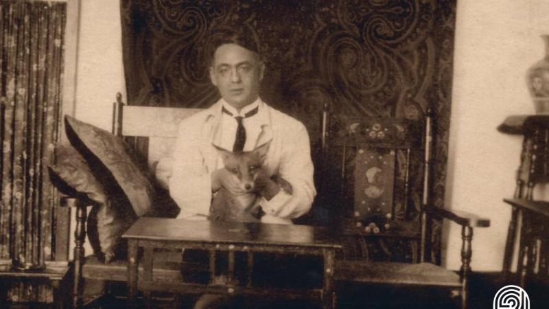 Blas Infante en Isla Cristina con el zorro que rescató en 1927 / Fundación Blas Infante Blas Infante en Isla Cristina con el zorro que rescató en 1927 / Fundación Blas Infante