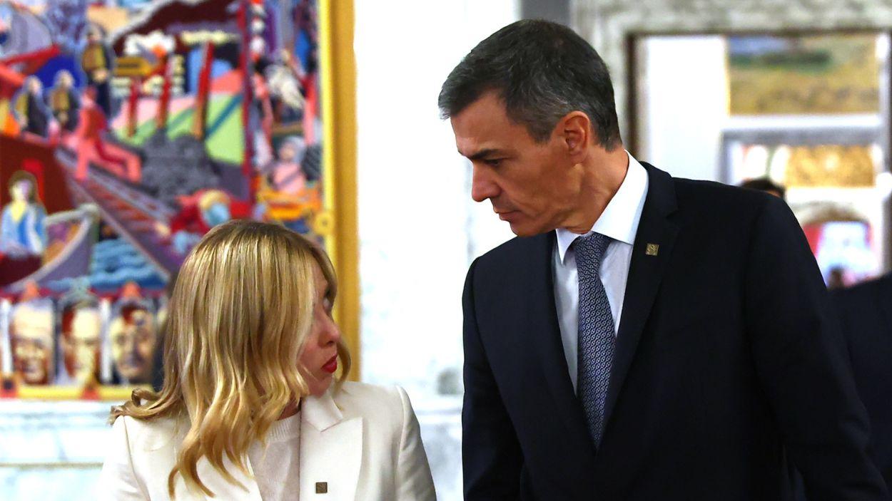 El presidente del Gobierno, Pedro Sánchez, conversa con la presidenta de Italia, Giorgia Meloni. EP.