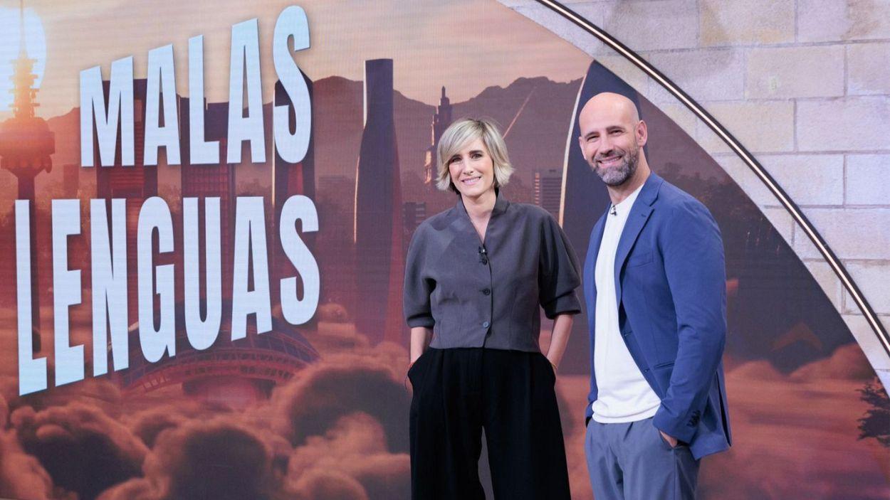 Gonzalo Miró y Ane Ibarzabal, presentadores de 'Malas Lenguas' durante el verano. RTVE. 