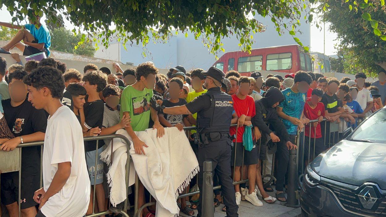 Menores migrantes esperan a ser registrados en la Jefatura Superior de Policía de Ceuta. EP