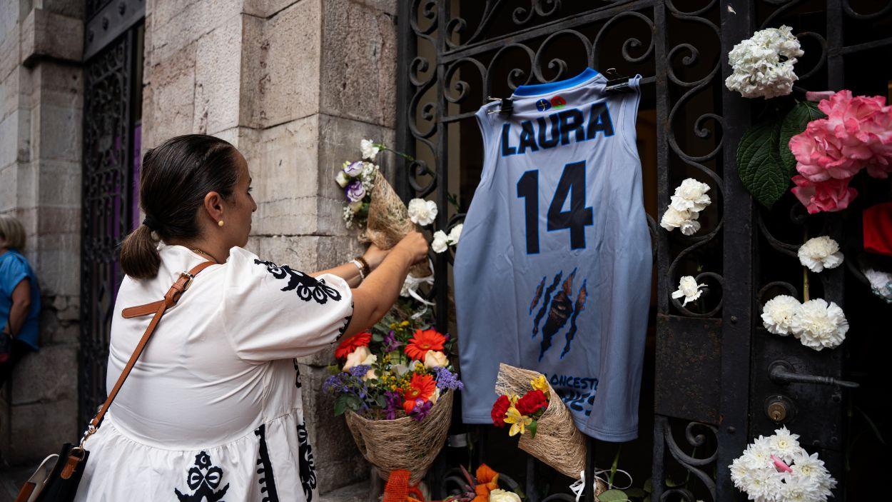 Una persona coloca flores durante una concentración en repulsa ante el asesinato por violencia de género de una Guardia Civil, frente al Consistorio, a 6 de agosoto de 2026, en Llanes, Asturias. EP.