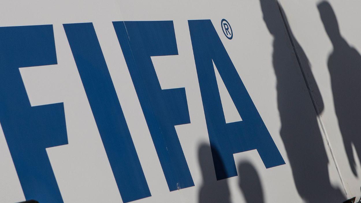 El logotipo de la FIFA durante un acto de la organización. EPArchivo.
