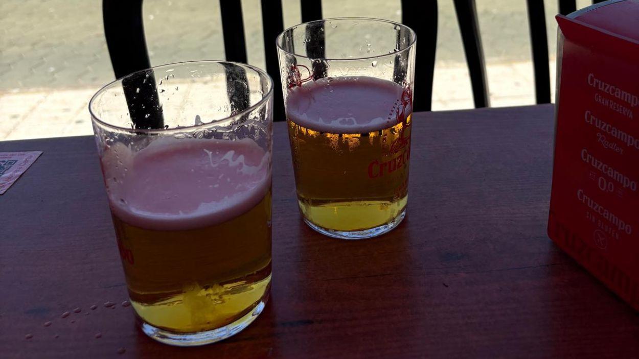 Dos vasos de cerveza en una terraza de un bar. Imagen propia.