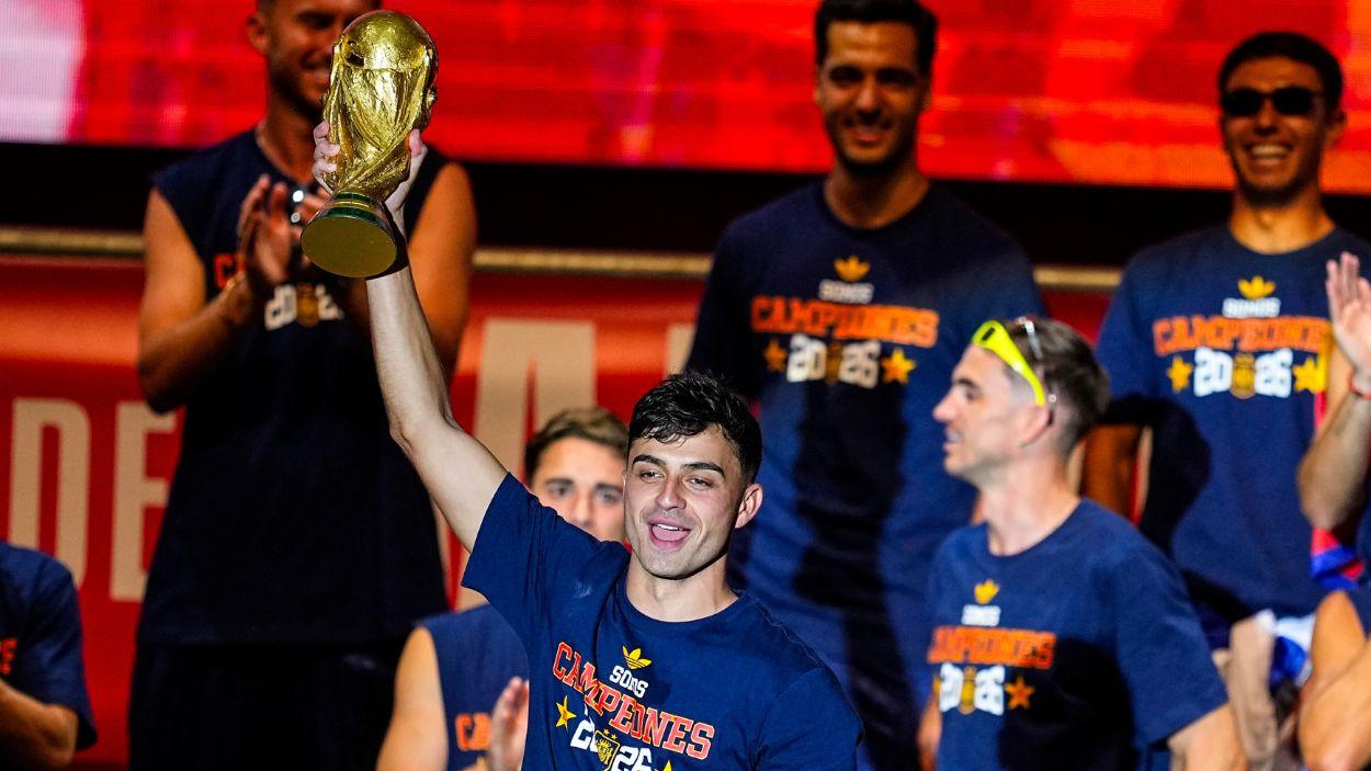 Pedri levanta la Copa del Mundial durnate la celebración en la Plaza de Cibeles. Europa Press.