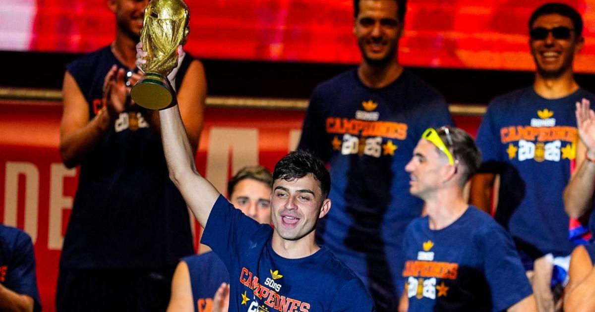 Pedri cumple lo prometido tras ser campeón del mundo y se atreve con un look inesperado