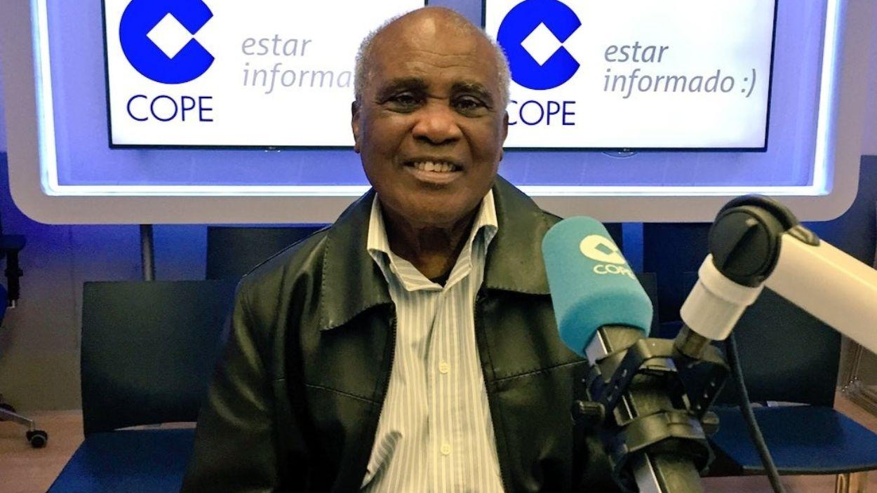 El boxeador José Legrá en los estudios de la Cadena COPE. Europa Press.