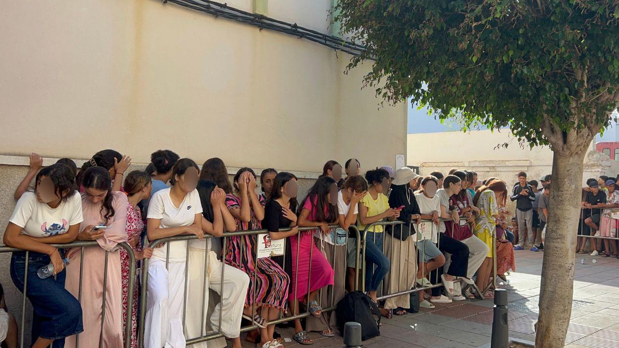 Menores migrantes esperan a ser registrados en la Jefatura Superior de Policía de Ceuta. EP