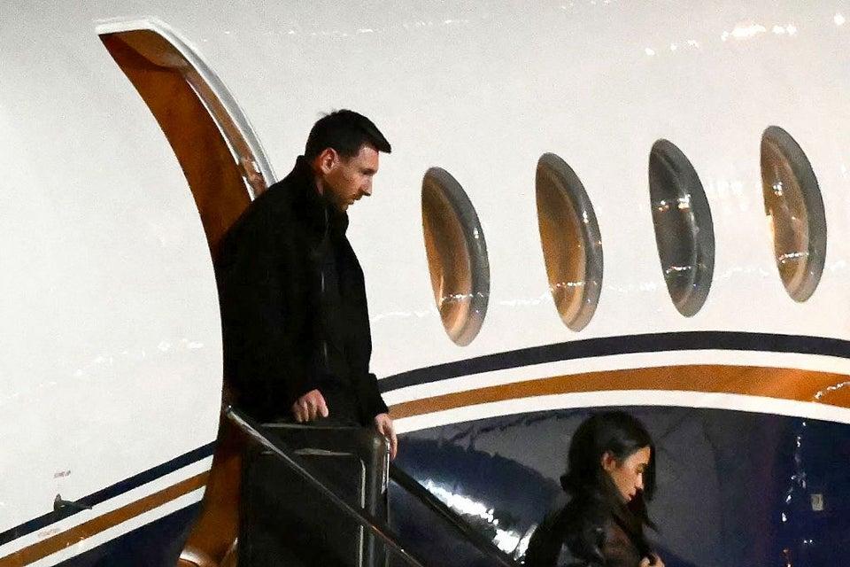 Leo Messi y Anto Roccuzzo pocas horas después de conocer la muerte de su padre