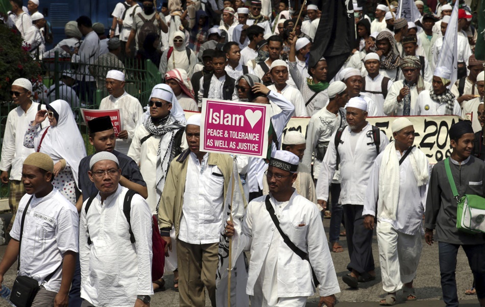 Manifestantes protestan cerca de la mezquita Istiqlal contra el gobernador de Yakarta (Indonesia) por blasflemo. 