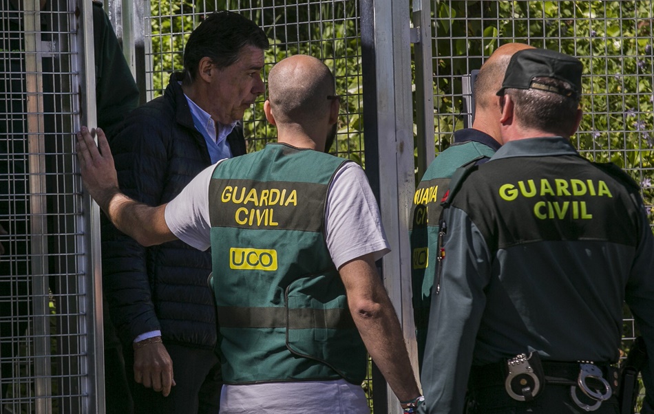 El expresidente de la Comunidad de Madrid, Igancio González, junto a agentes de la UCO de la Guardia Civil.