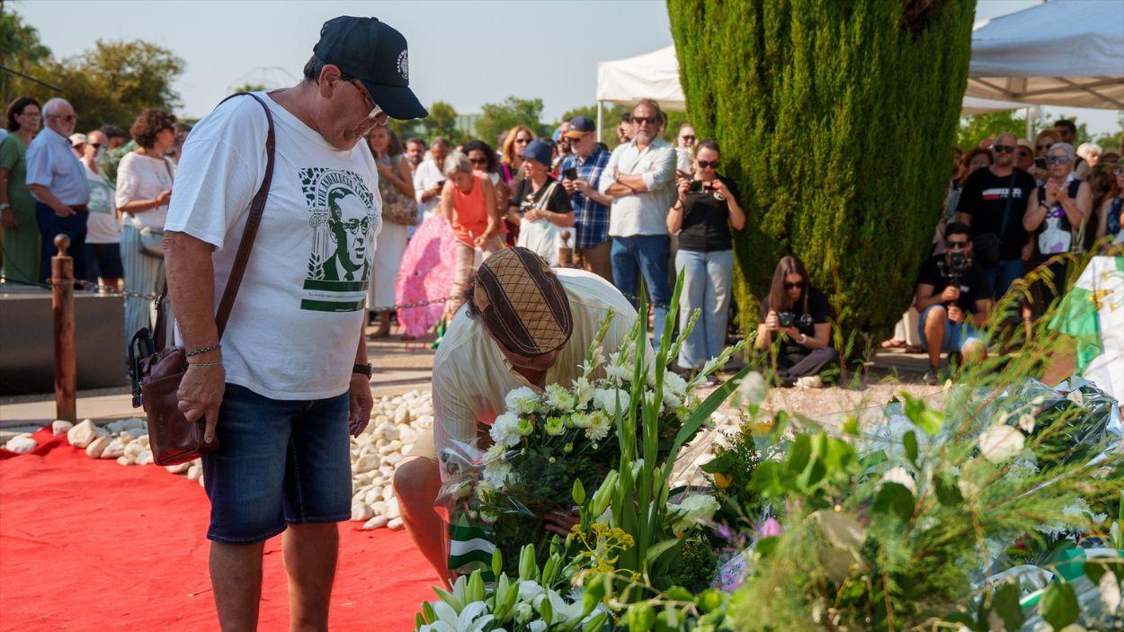 Ofrenda floral de los participantes en el acto de homenaje al padre de la patria andaluza con motivo del 90 aniversario de su fusilamiento / EP