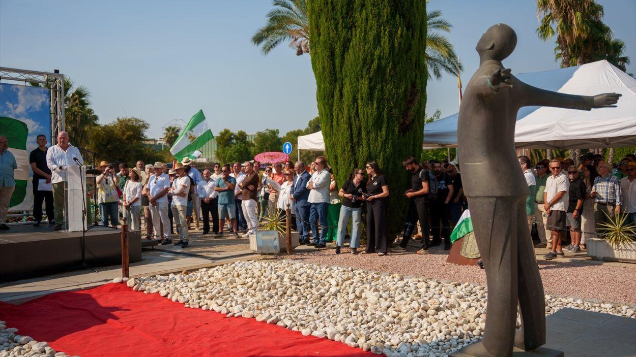 El presidente de la Fundación Blas Infante, Javier Delmás, interviene en el acto de homenaje al padre de la patria andaluza con motivo del 90 aniversario de su fusilamiento / EP