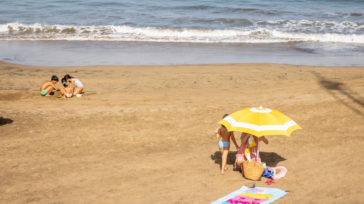 Imagen de archivo de bañistas en una playa de Las Palmas de Gran Canaria. EP.