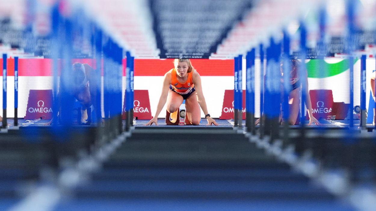 La neerlandesa Mira Groot-Romijn se prepara para la primera ronda de los 100 metros vallas femeninos en el primer día del Campeonato Europeo de Atletismo de 2026 en el Estadio Alexander de Perry Barr. EP.