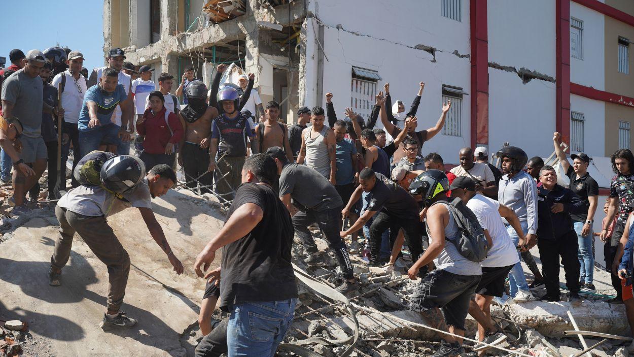 Personas buscan entre los escombros de un edificio colapsado en Cali tras el terremoto de Colombia. EP