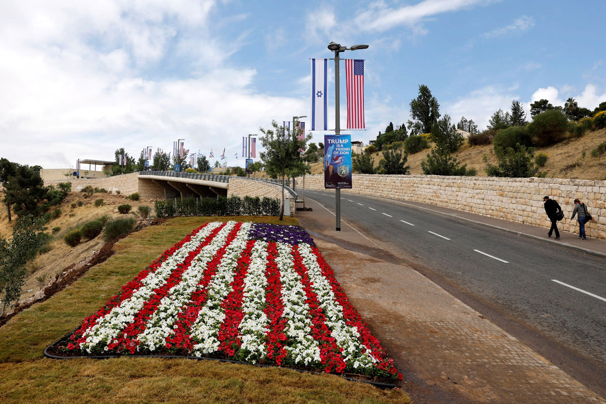 Flores de camino a la nueva embajada de Estados Unidos en Jerusalén