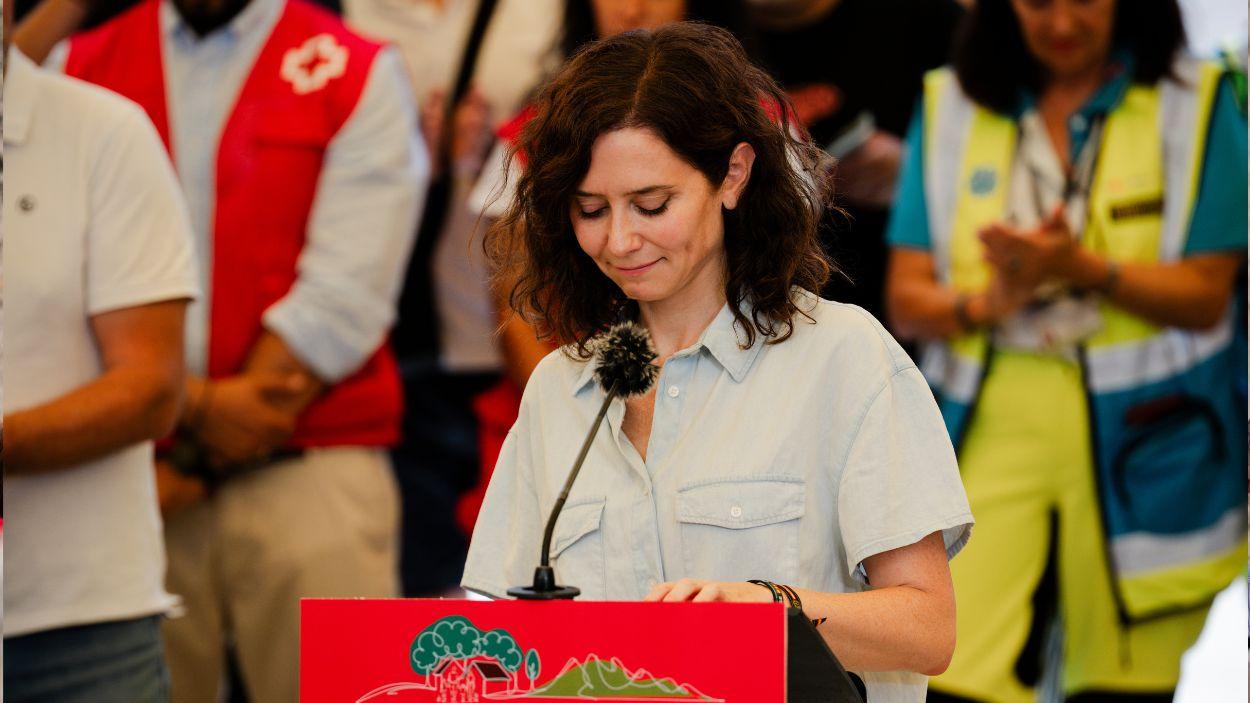 La presidenta de la Comunidad de Madrid, Isabel Díaz Ayuso, atiende a los medios durante una visita a municipios e instalaciones afectadas por los incendios en la Sierra Oeste, a 2 de agosto de 2026, en Pelayos de la Presa, Madrid (España). EP.