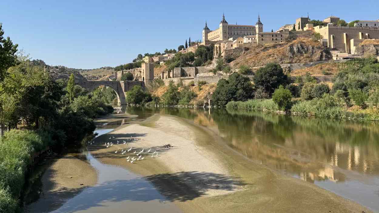 El río Tajo, a su paso por Toledo, casi seco durante el mes de agosto de 2026. EP.