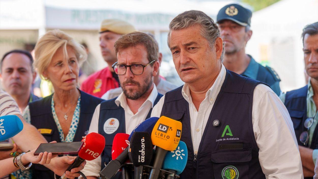 El vicepresidente primero y consejero de la Presidencia, Sanidad y Emergencias, Antonio Sanz, atiende a los medios en el Puesto de Mando Avanzado del incendio de Niebla (Huelva) / EP