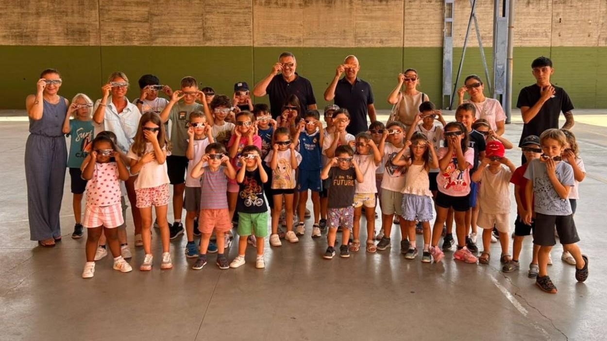 Reparto de gafas para el eclipse en la Escuela de Verano. Ayuntamiento de Cuenca