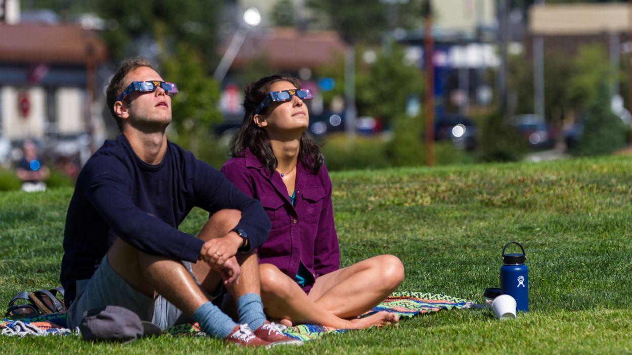 Personas observando un eclipse solar con gafas de protección. Archivo.