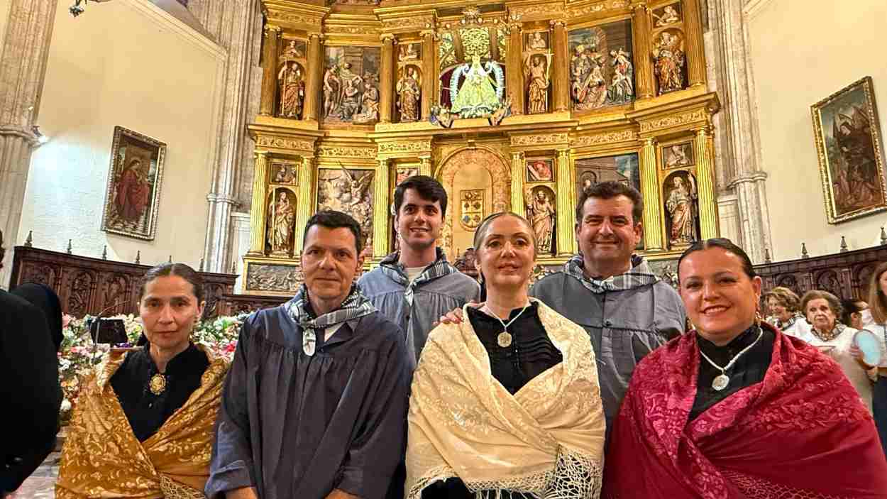 Varios miembros de Vox con la Virgen del Prado de Ciudad Real. Vox. 