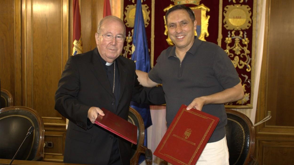 Firma de convenio entre Diputación y Obispado. Diputación de Cuenca