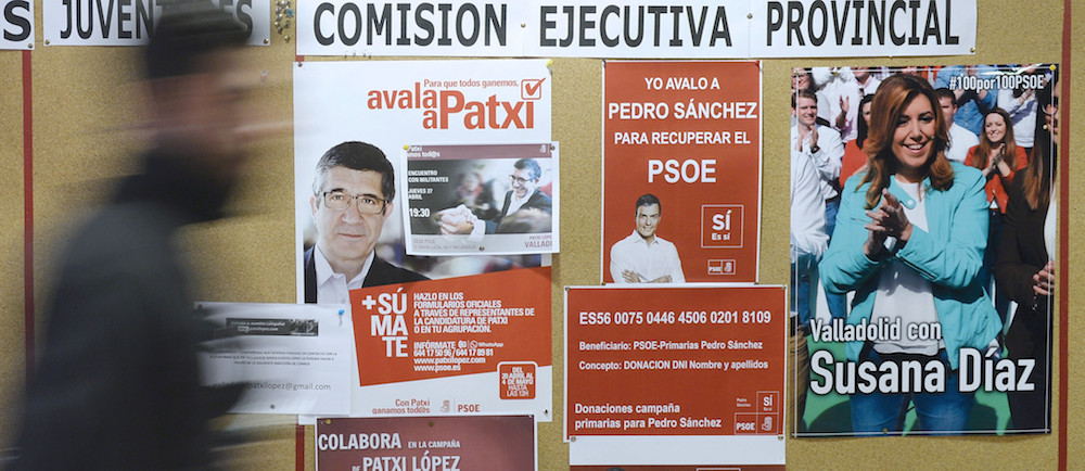 Carteles de los tres candidatos que este lunes se enfrentan en Ferraz.