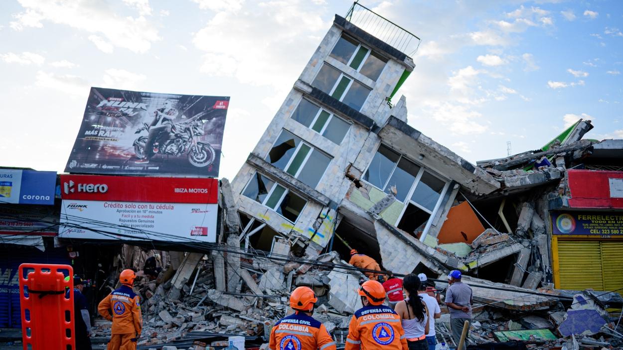 Medios de rescate trabajando tras el terremoto de Colombia en el ciudad de Pereira. EP.