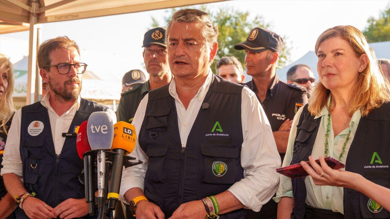 El vicepresidente primero y consejero de la Presidencia, Sanidad y Emergencias, Antonio Sanz, atiende a los medios en el Puesto de Mando Avanzado del incendio de Niebla (Huelva)  / EP