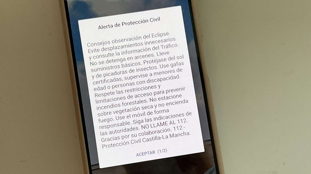 Mensaje que han recibido los móviles de los ciudadanos de Castilla La Mancha este 12 de agosto con motivo del eclispe. EP.