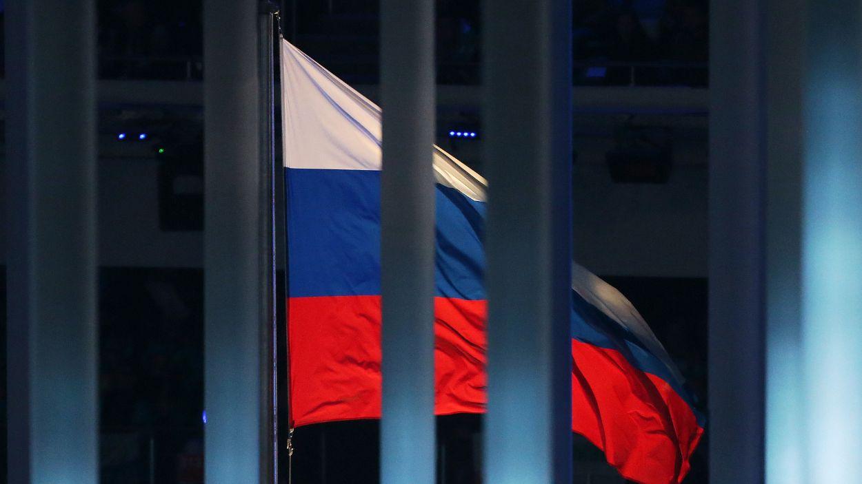 La bandera rusa se ve detrás de una valla durante la ceremonia de inauguración de los Juegos Paralímpicos de Invierno de 2014 en el estadio olímpico Fisht de Sochi. EP/Archivo.