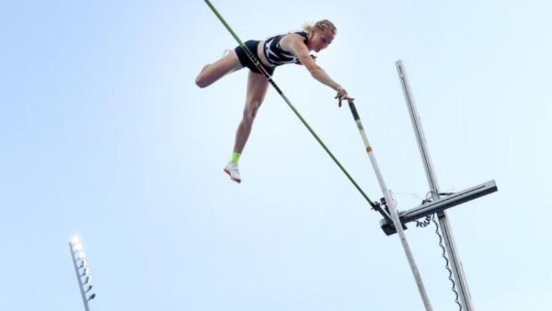 Anzhelika Sidorova en pleno salto con pértiga. Anzhelika Sidorova en pleno salto con pértiga.