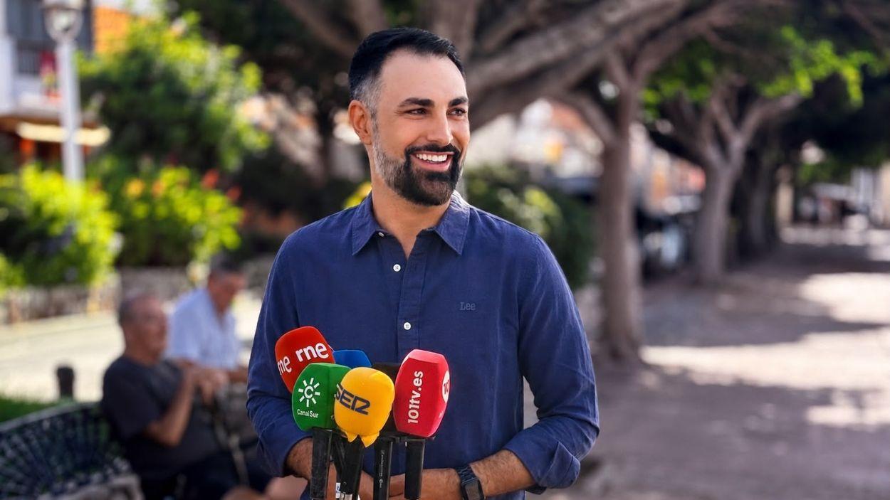 El portavoz municipal del PSOE, Mariano Ruiz Araujo, atiende a los medios / EP
