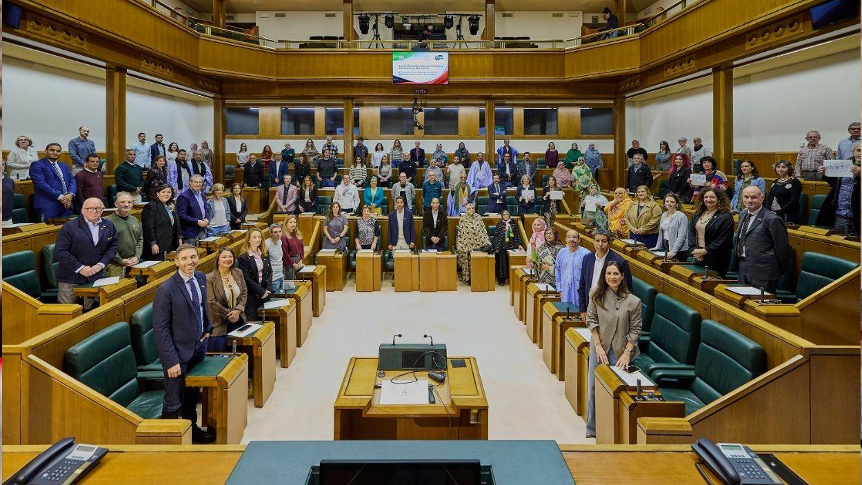 El acto ha comenzado con la reproducción de un video con imágenes de la ocupación marroquí y de la resistencia saharaui REMITIDA / HANDOUT por PARLAMENTO VASCO. EP.