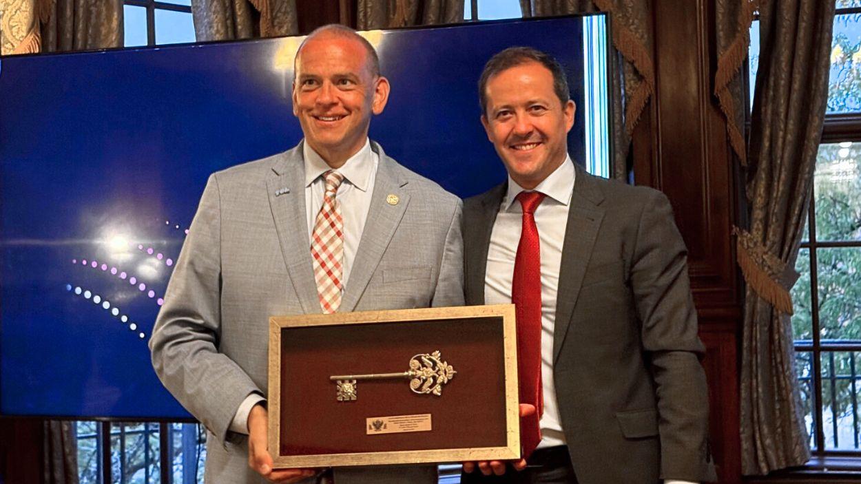 El alcalde de Toledo (Ohio), Wade Kapszukiewicz, entrega las llaves de la ciudad a Carlos Velázquez. Ayuntamiento de Toledo.