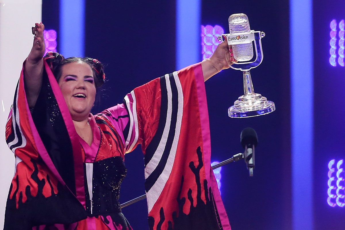 Netta, la representante de Israel, recibe el trofeo del Festival de Eurovisión