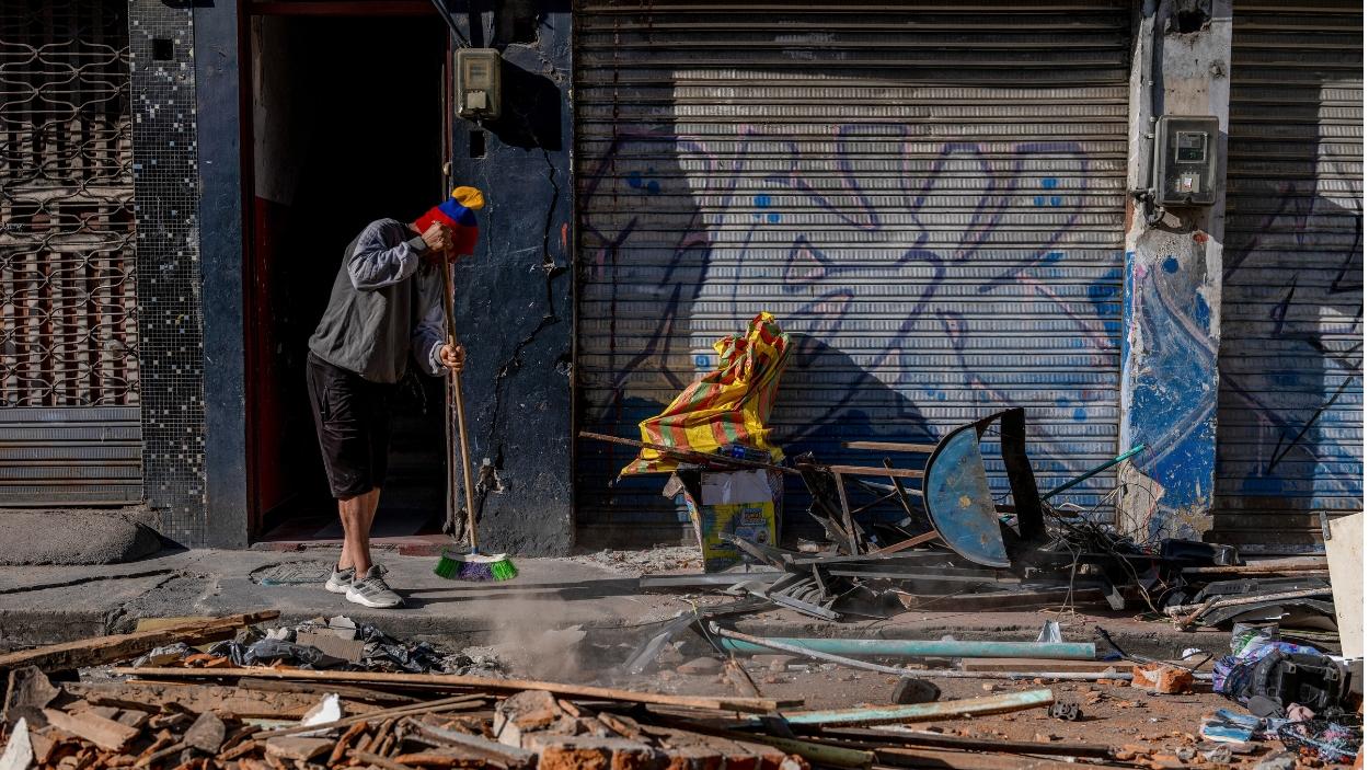 Un vecino de Pereira limpiando las zonas afectadas por el terremoto en Colombia. EP.