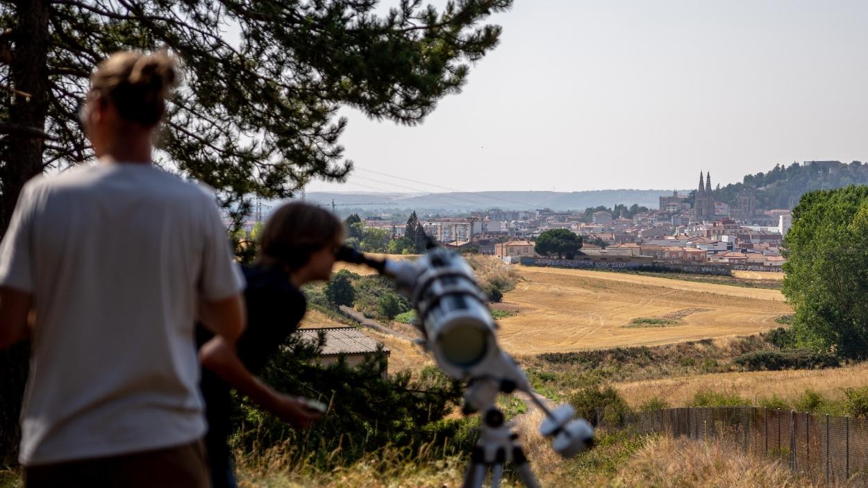 Aficionados a la astronomía durante el eclipse solar total de 2026, a 12 de agosto de 2026, en Burgos, Castilla y León. EP.