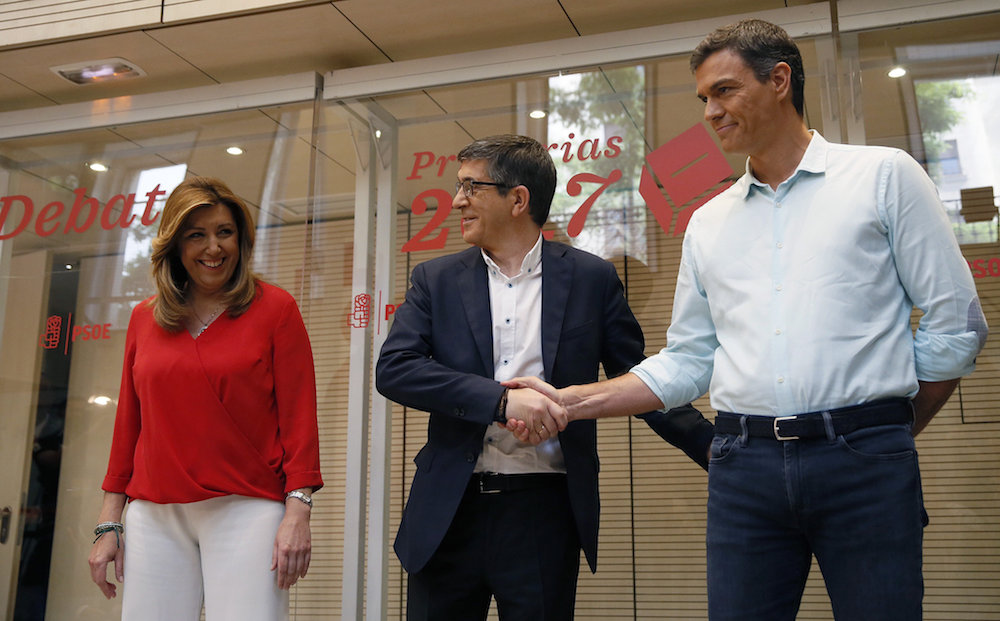 Susana Díaz, Patxi López y Pedro Sánchez posan antes del debate.