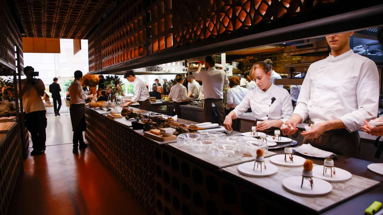 Trabajadores del restaurante 'Disfrutar' elaboran platos del menú degustación, a 6 de junio de 2024, en Barcelona. Kike Rincón / EP
