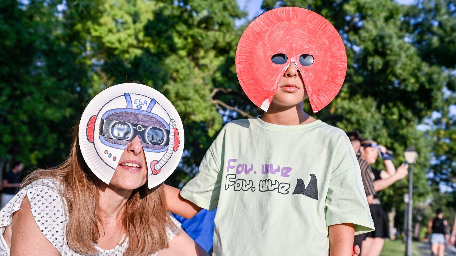 Varias personas durante el eclipse solar total de 2026, a 12 de agosto de 2026, en Guadalajara, Castilla La Mancha (España). 