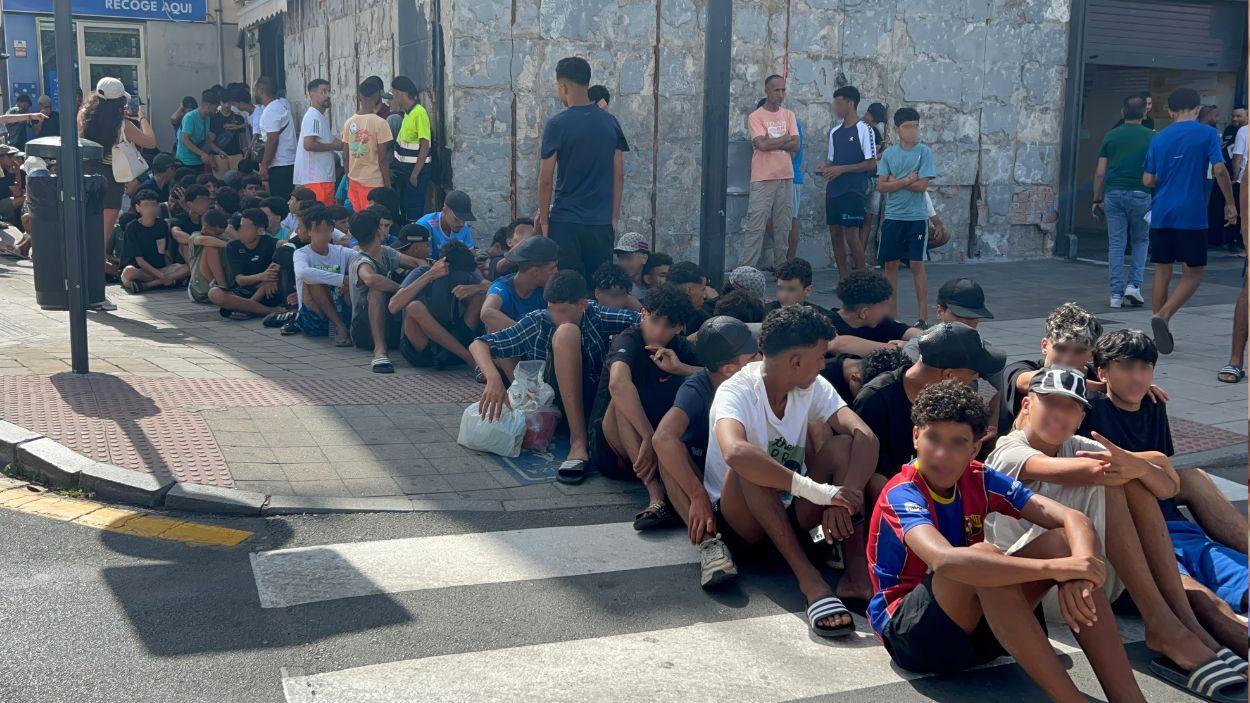 Un grupo de menores espera para ser filiado en una comisaría de la Policía Nacional, a 10 de agosto de 2026, en Ceuta (España). EP.