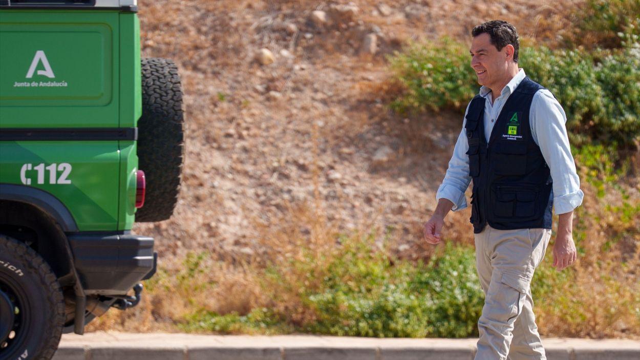 El presidente de la Junta de Andalucía, Juanma Moreno, durante una visita al Puesto de Mando Avanzado del incendio forestal de los Gallardos (Almería) / EP