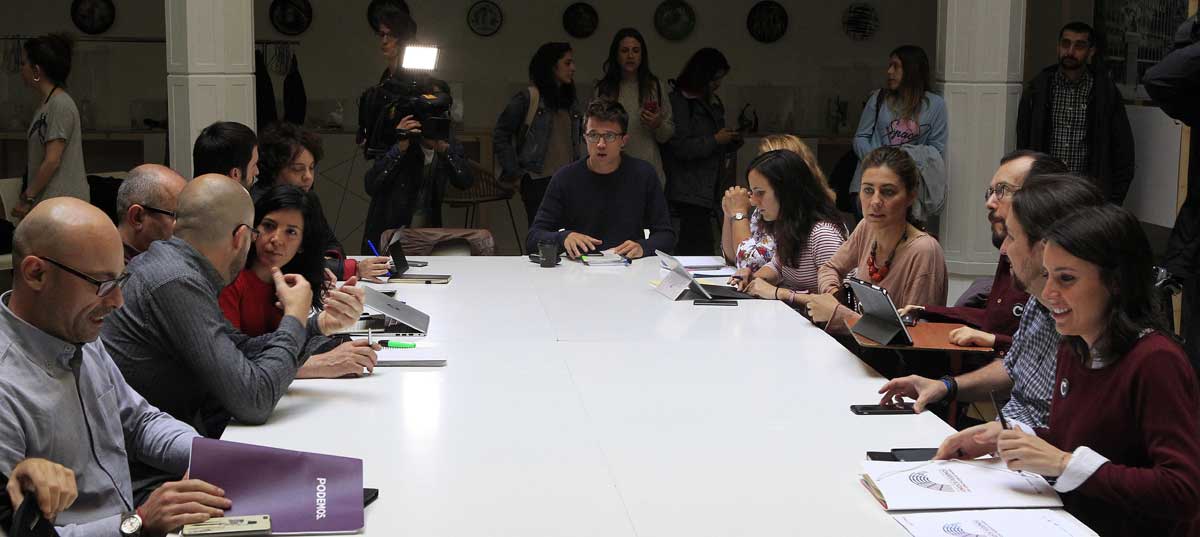 El líder de Podemos, Pablo Iglesias (2d), junto al secretario de Organización, Pablo Echenique (3d); la portavoz, Irene Montero (d), y el diputado Íñigo Errejón (c). 
