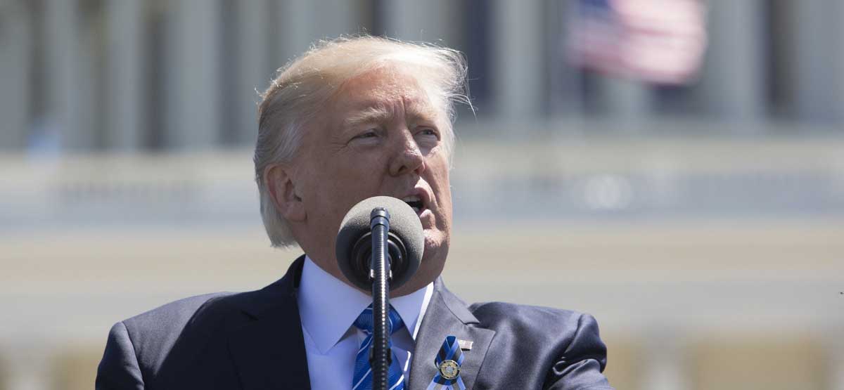 El presidente estadounidense Donald Trump da un discurso durante una ceremonia celebrada en el Capitolio.