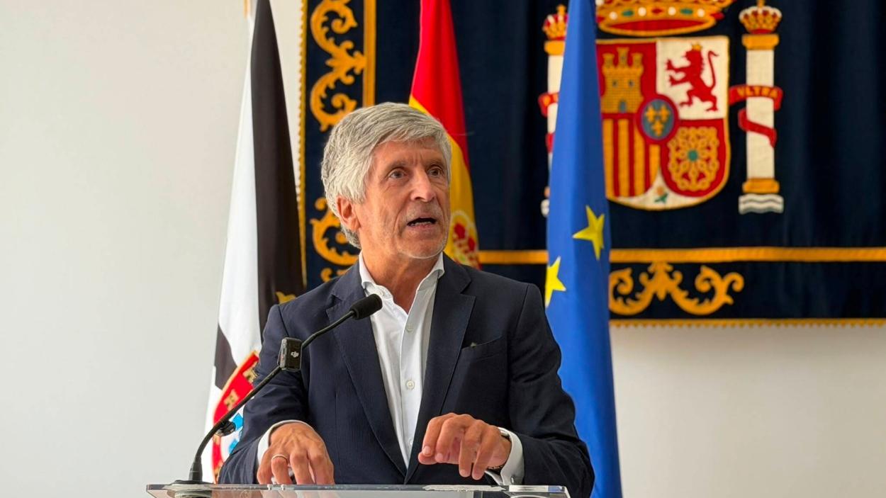 El ministro del Interior, Fernando Grande Marlaska, atiende a los medios de comunicación, en la Delegación del Gobierno, a 13 de agosto de 2026, en Ceuta. EP.
