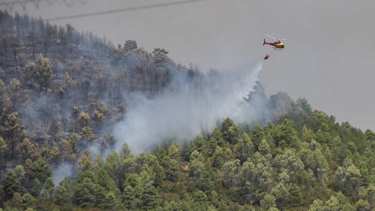 Un helicóptero bombardero trabaja en las tareas de extinción del incendio de Las Peñas de Riglos, a 11 de agosto de 2026, en Las Peñas de Riglos, Huesca. EP.